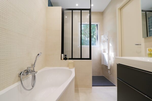 architecte d'intérieur réagencement salle de bain douche italienne baignoire asymétrique meuble vasque
