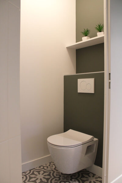 architecte d'intérieur salle de bain toilette meubles sur-mesure décoration optimisée rangement
